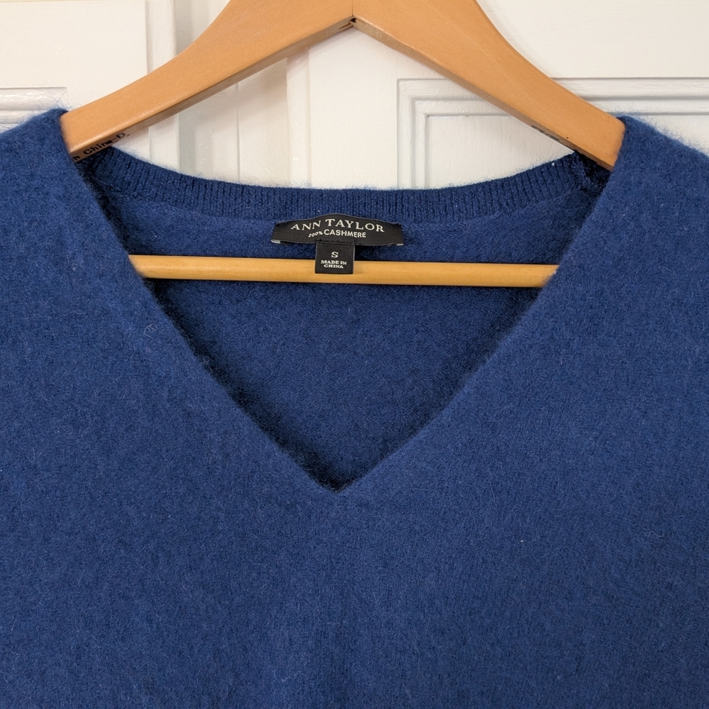 Ann Taylor 100% Cashmere V-Neck Sweater Navy Size S - Picture 3 of 5